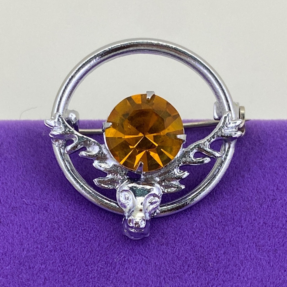 💛 Vintage Scottish Stag Head Silver Tone Amber Crystal Circle Brooch
